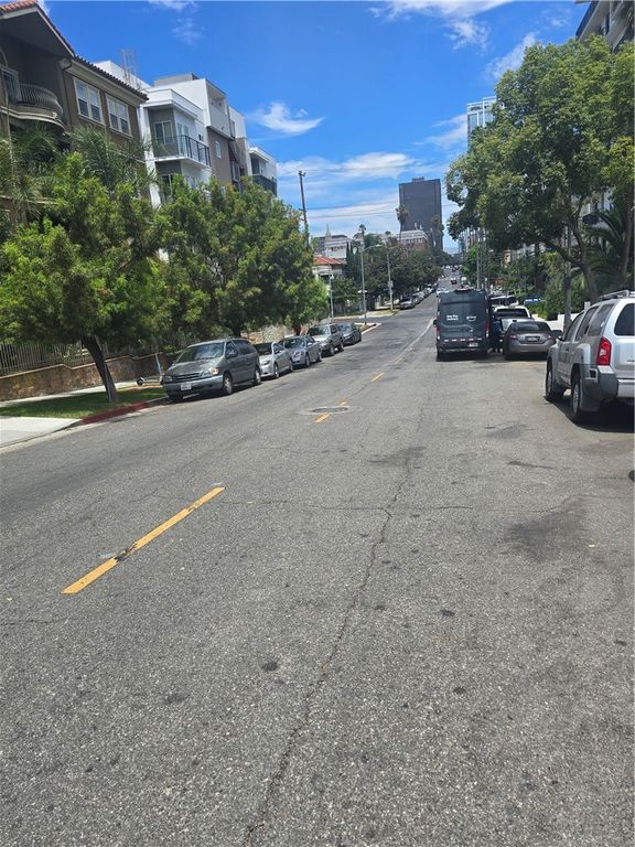 Image 60 of property listing at 917 S New Hampshire 301, Los Angeles, CA 90006