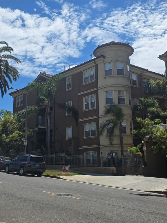 Image 7 of property listing at 917 S New Hampshire 301, Los Angeles, CA 90006