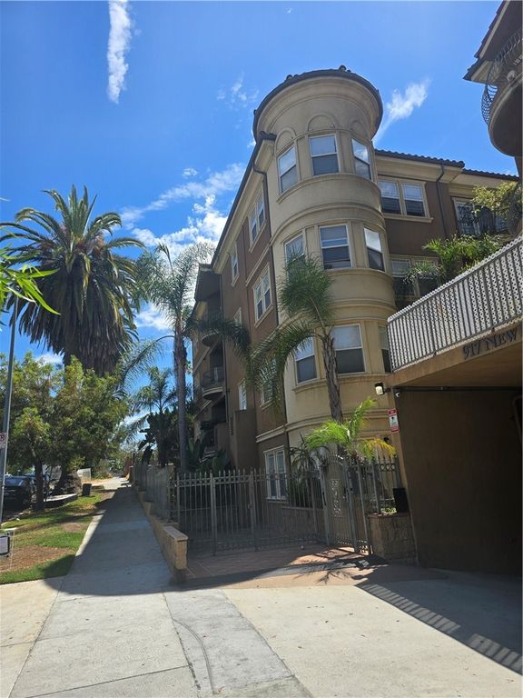 Image 8 of property listing at 917 S New Hampshire 301, Los Angeles, CA 90006