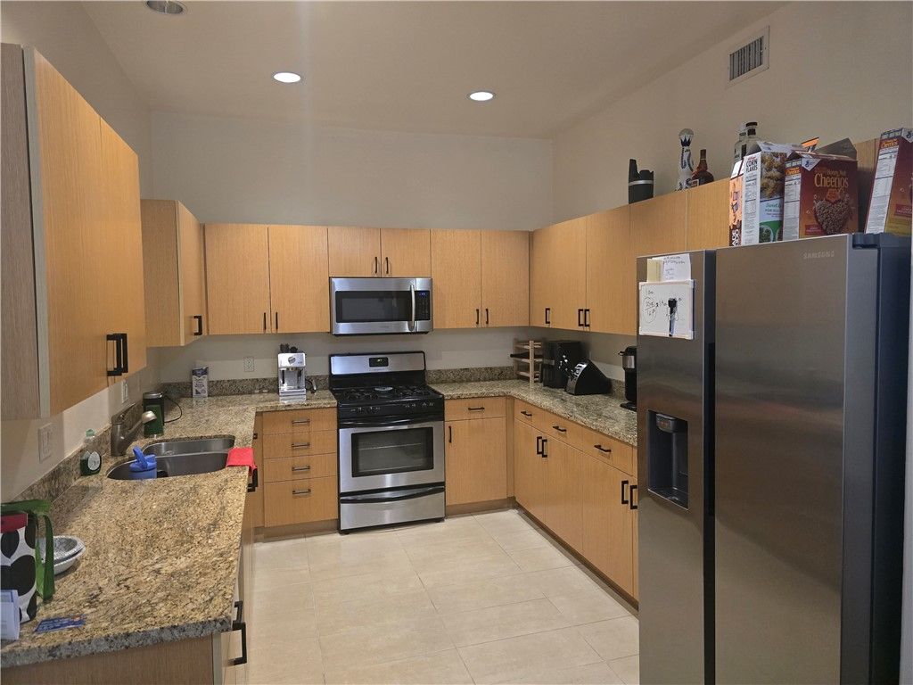 Image 9 of property listing at 917 S New Hampshire 301, Los Angeles, CA 90006