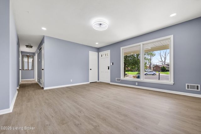 4002 Dover Ct, Louisville, KY 40216