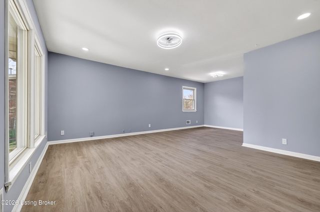 4002 Dover Ct, Louisville, KY 40216