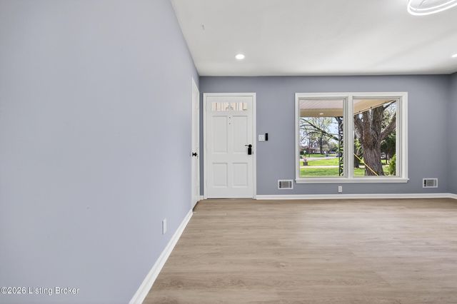 4002 Dover Ct, Louisville, KY 40216