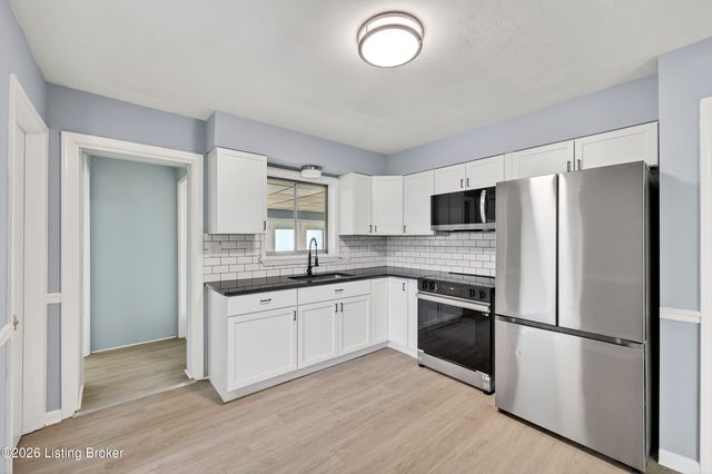 4002 Dover Ct, Louisville, KY 40216