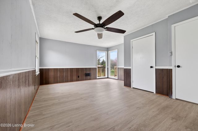 4002 Dover Ct, Louisville, KY 40216