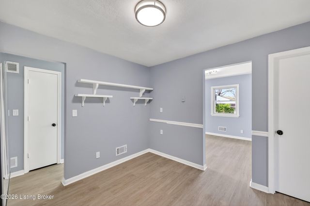 4002 Dover Ct, Louisville, KY 40216