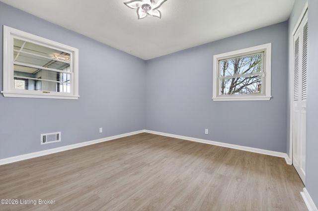 4002 Dover Ct, Louisville, KY 40216