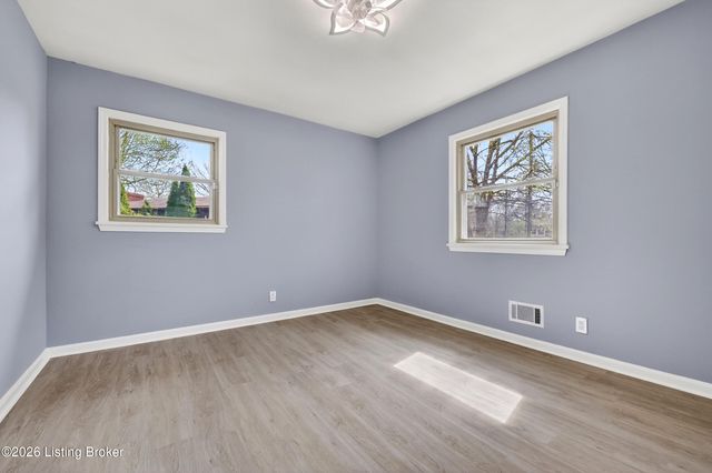 4002 Dover Ct, Louisville, KY 40216