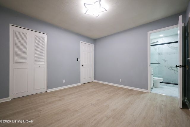 4002 Dover Ct, Louisville, KY 40216