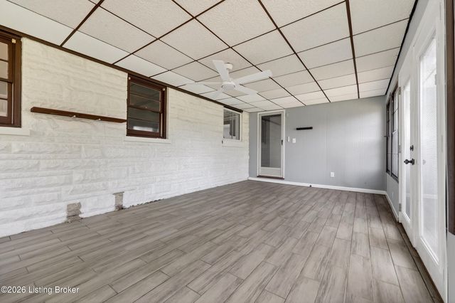 4002 Dover Ct, Louisville, KY 40216