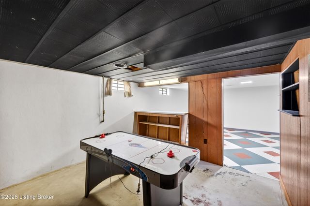 4002 Dover Ct, Louisville, KY 40216