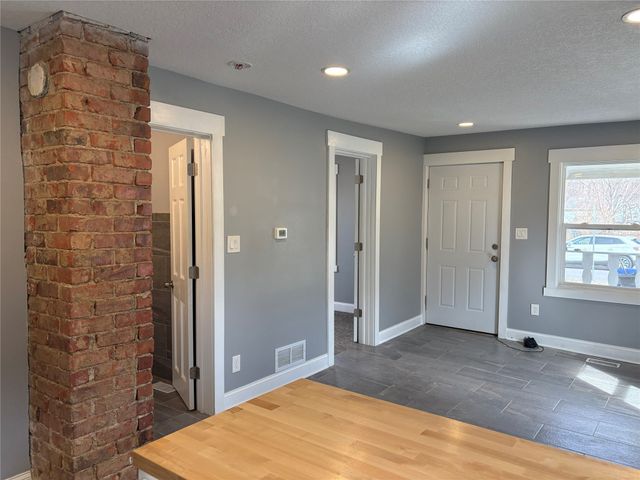 1904 E 27th Street, Des Moines, IA 50317