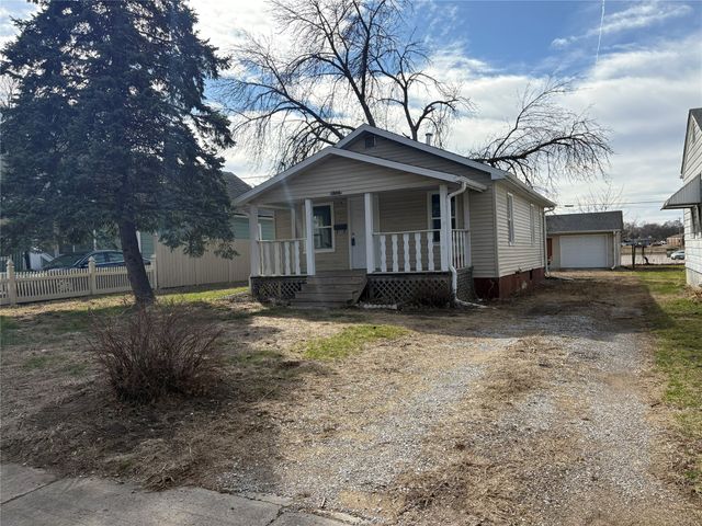 1904 E 27th Street, Des Moines, IA 50317