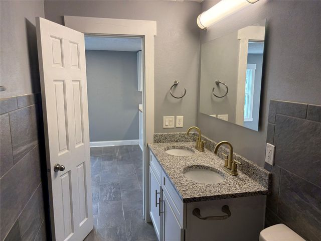 1904 E 27th Street, Des Moines, IA 50317