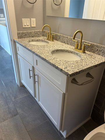 1904 E 27th Street, Des Moines, IA 50317