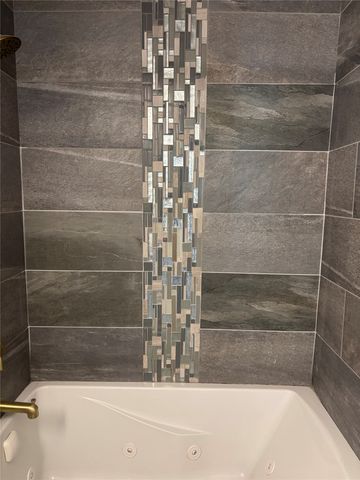 1904 E 27th Street, Des Moines, IA 50317