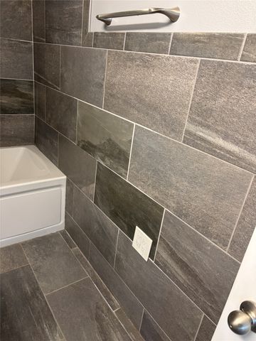 1904 E 27th Street, Des Moines, IA 50317