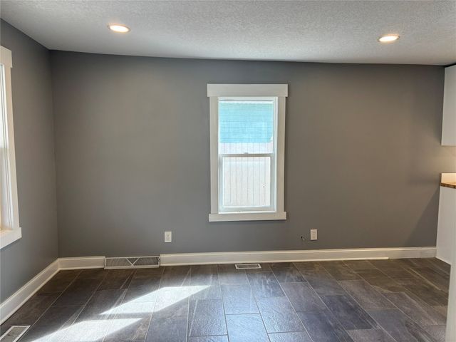 1904 E 27th Street, Des Moines, IA 50317