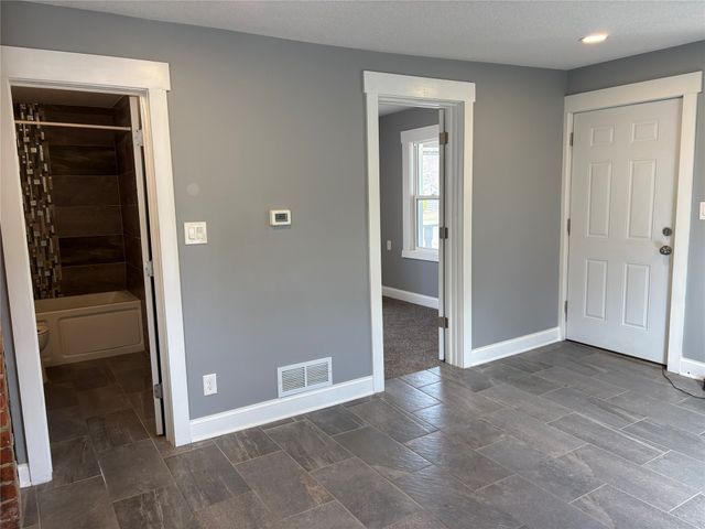 1904 E 27th Street, Des Moines, IA 50317