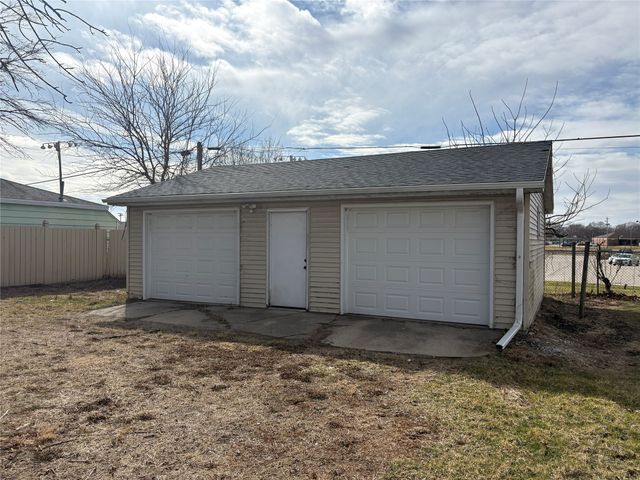 1904 E 27th Street, Des Moines, IA 50317