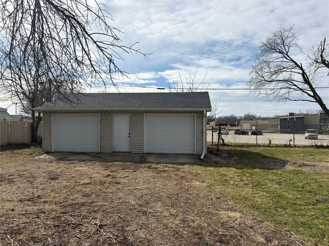 1904 E 27th Street, Des Moines, IA 50317