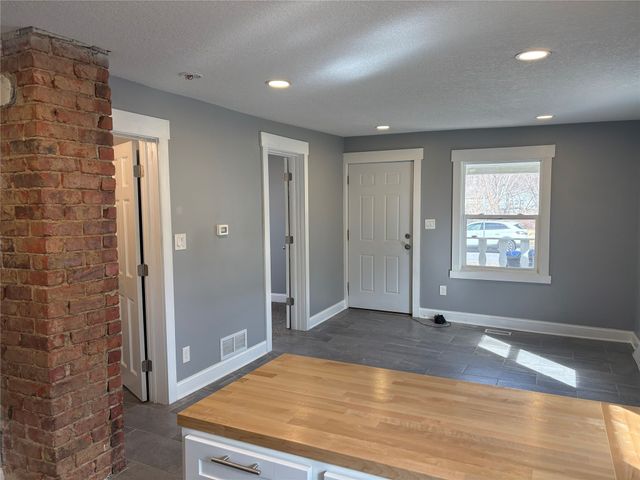 1904 E 27th Street, Des Moines, IA 50317