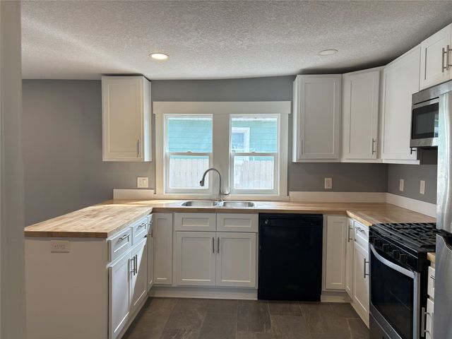 1904 E 27th Street, Des Moines, IA 50317