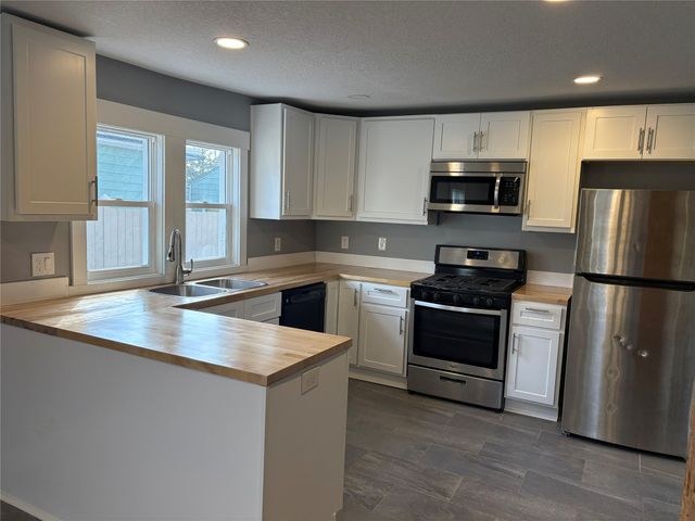 1904 E 27th Street, Des Moines, IA 50317