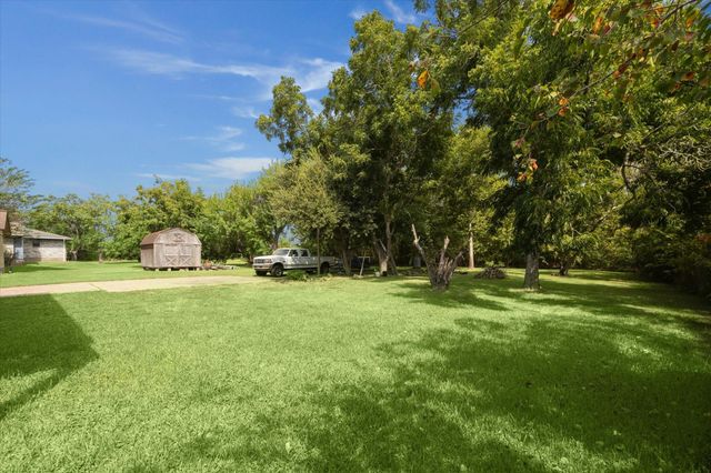 5630 Highway 6, Hitchcock, TX 77563