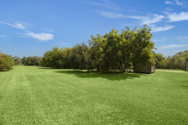5630 Highway 6, Hitchcock, TX 77563