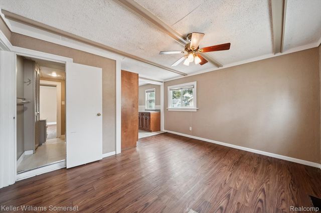 1511 E Harry Avenue, Hazel Park, MI 48030