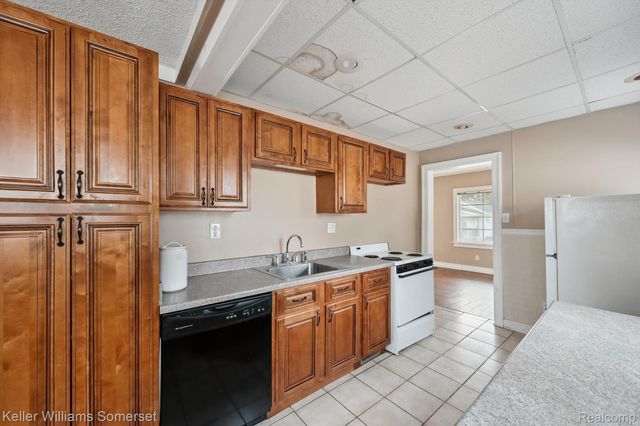 1511 E Harry Avenue, Hazel Park, MI 48030