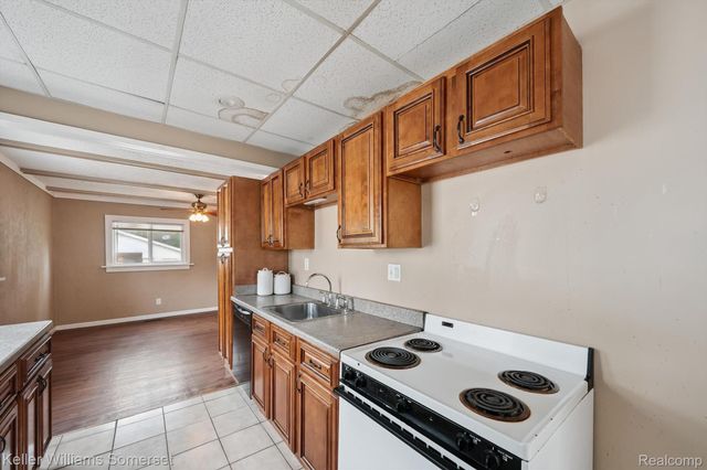 1511 E Harry Avenue, Hazel Park, MI 48030