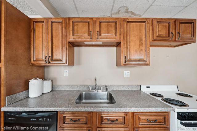 1511 E Harry Avenue, Hazel Park, MI 48030