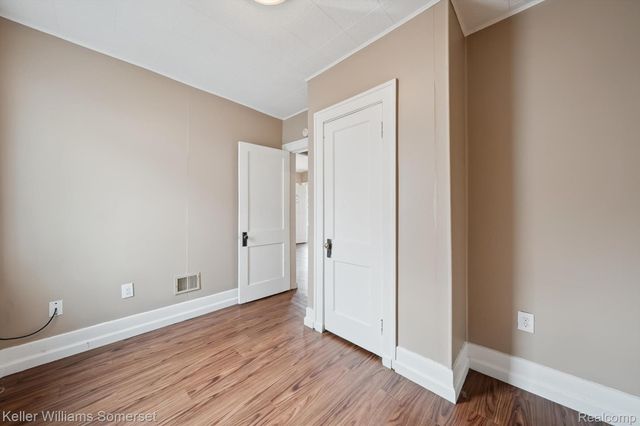 1511 E Harry Avenue, Hazel Park, MI 48030