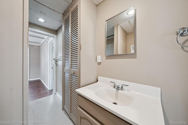 1511 E Harry Avenue, Hazel Park, MI 48030