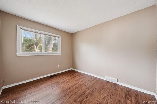 1511 E Harry Avenue, Hazel Park, MI 48030