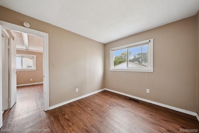 1511 E Harry Avenue, Hazel Park, MI 48030