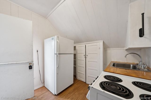 1511 E Harry Avenue, Hazel Park, MI 48030