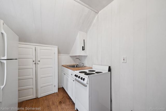 1511 E Harry Avenue, Hazel Park, MI 48030