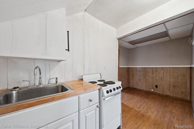 1511 E Harry Avenue, Hazel Park, MI 48030