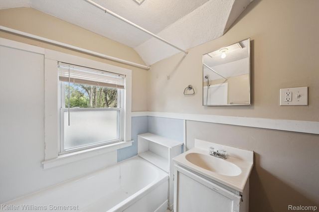 1511 E Harry Avenue, Hazel Park, MI 48030