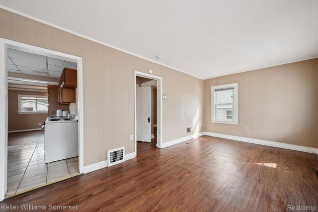 1511 E Harry Avenue, Hazel Park, MI 48030