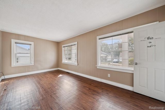 1511 E Harry Avenue, Hazel Park, MI 48030