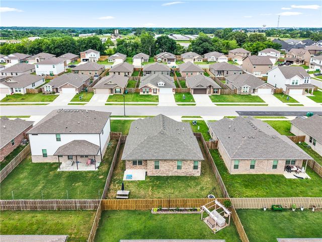 2041 Bluestem Drive, Centerton, AR 72719
