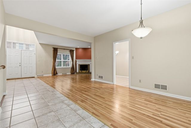 202 Boxwood Ct, Peters Twp, PA 15317