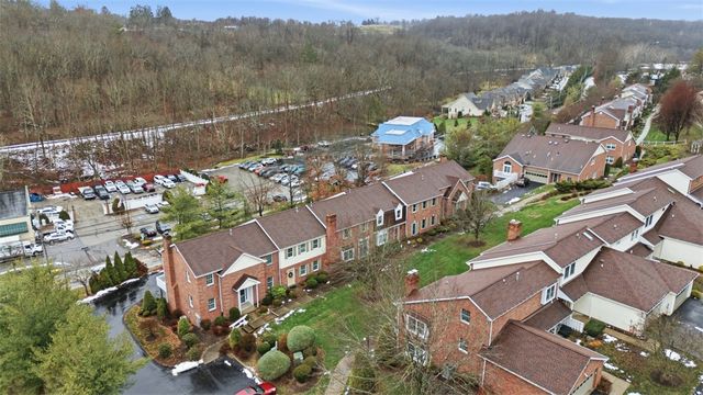 202 Boxwood Ct, Peters Twp, PA 15317