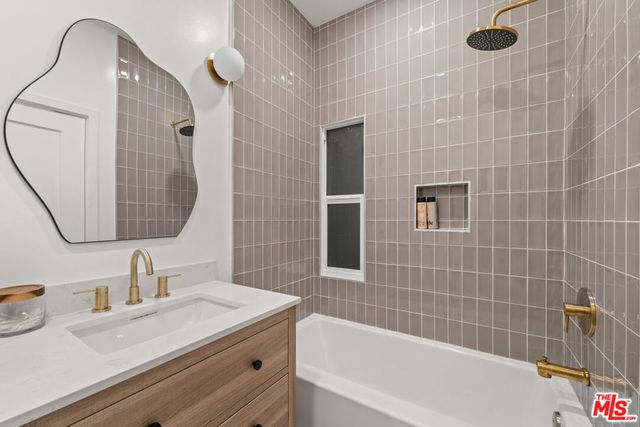 511 N Hobart Boulevard, Los Angeles, CA 90004