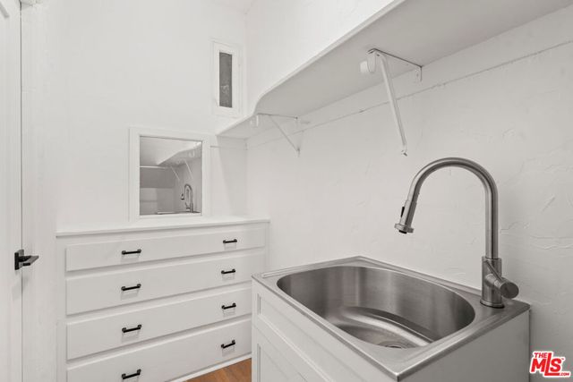 511 N Hobart Boulevard, Los Angeles, CA 90004