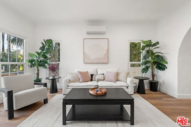 511 N Hobart Boulevard, Los Angeles, CA 90004